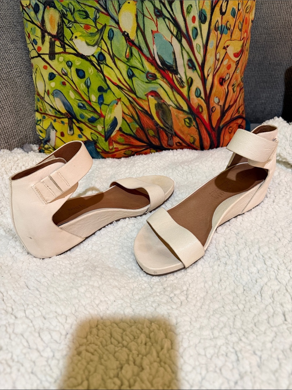 Gentle Souls-Womens Ankle-Strap Wedge Sandals in Cream - Picture 3 of 7